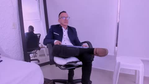 _axelking_ online show from February 25, 11:44 am