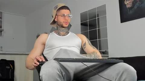 Snapshot of _jamesleandros chatting on January 18, 12:17 am jeison online show from January 18, 12:17 am