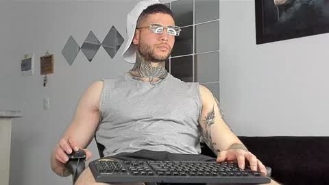 Snapshot of _jamesleandros chatting on February 3, 10:00 pm jeison online show from February 3, 10:00 pm