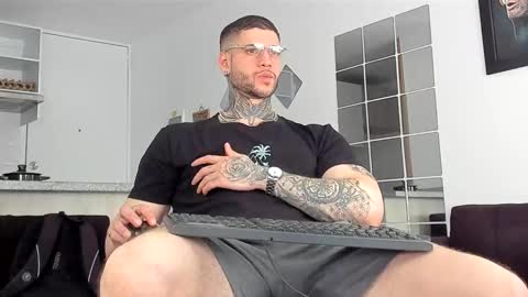 Snapshot of _jamesleandros chatting on January 12, 8:57 pm jeison online show from January 12, 8:57 pm