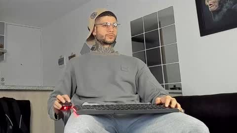 Snapshot of _jamesleandros chatting on January 19, 1:12 pm jeison online show from January 19, 1:12 pm