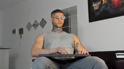 Snapshot of _jamesleandros chatting on March 2, 5:01 am jeison online show from March 2, 5:01 am