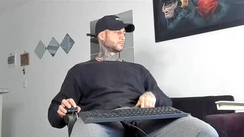 Snapshot of _jamesleandros chatting on March 9, 5:44 am jeison online show from March 9, 5:44 am