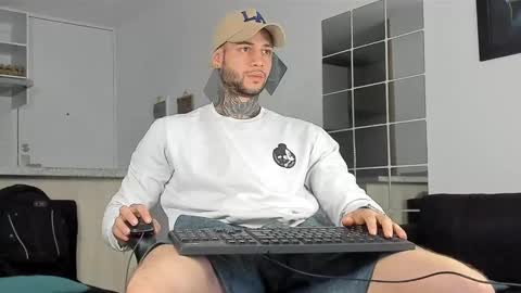 Snapshot of _jamesleandros chatting on January 6, 1:08 pm jeison online show from January 6, 1:08 pm