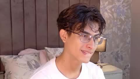 Aaron Ezequiel online show from May 19, 2:56 pm