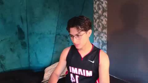 Aaron Ezequiel online show from May 5, 2:19 pm