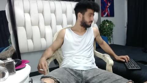 aaron_jones_1 online show from April 21, 3:34 am