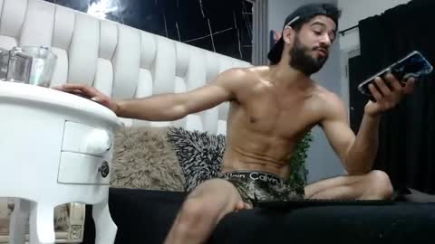 aaron_jones_1 online show from April 27, 7:52 pm