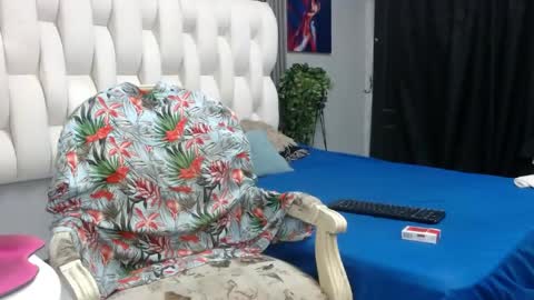 aaron_jones_1 online show from May 9, 4:02 am