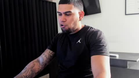 ig aaron hunter123 online show from April 1, 1:52 pm