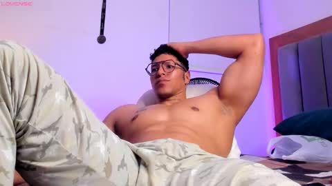 adambrocs1 online show from October 5, 11:09 pm