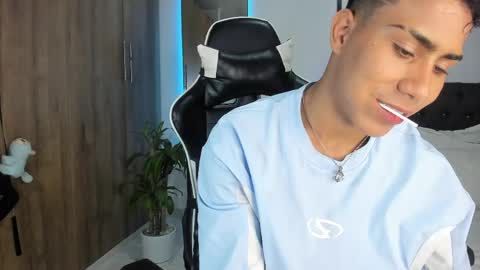 alannaughty_ online show from May 11, 10:29 pm