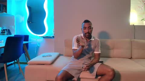 Snapshot of alejandro_bigcock chatting on February 27, 2:30 am Alejandro Hernndez online show from February 27, 2:30 am