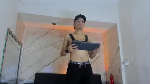 alex_miller25 online show from December 16, 1:12 am