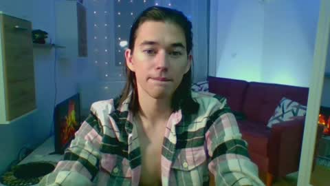 Snapshot of alexdavey chatting on December 18, 5:42 pm           online show from December 18, 5:42 pm