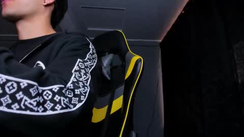 alexgiraldo__ online show from November 16, 1:02 pm