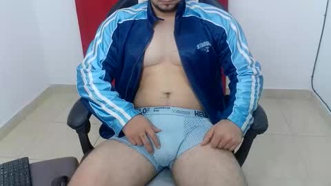 Snapshot of andres180950734 chatting on September 16, 11:00 am andres180950734 online show from September 16, 11:00 am