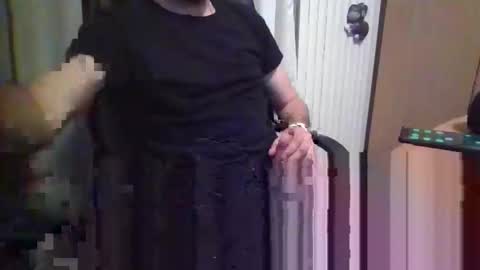 andrewpc192 online show from April 7, 9:37 pm