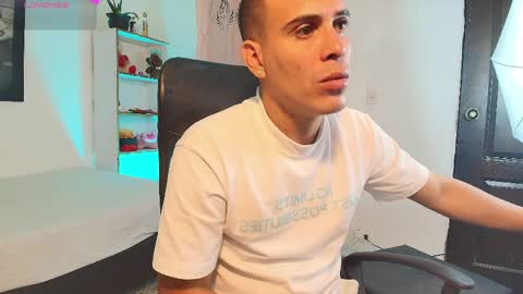 axel__fierro online show from April 4, 10:51 pm