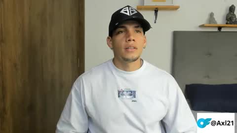 INDEPENDENT MODEL  online show from December 3, 8:15 pm