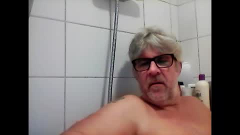 Snapshot of baggelina75 chatting on March 3, 5:45 pm baggelina75 online show from March 3, 5:45 pm