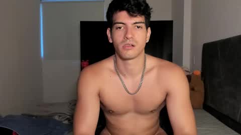 Snapshot of bbbeachboy chatting on October 18, 10:47 pm Valentino online show from October 18, 10:47 pm
