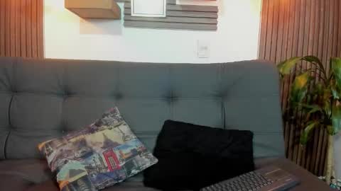 independent model online show from October 20, 12:14 am