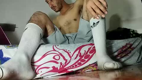 Snapshot of bigfeetmaster32 chatting on October 16, 5:48 am Bigfeetmaster32 online show from October 16, 5:48 am