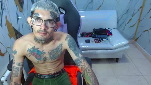 boy_tatto77 online show from February 12, 7:53 pm