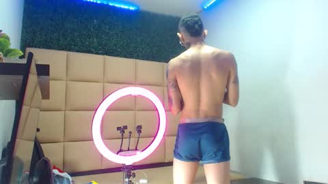boy_tatto777 online show from September 17, 6:53 pm