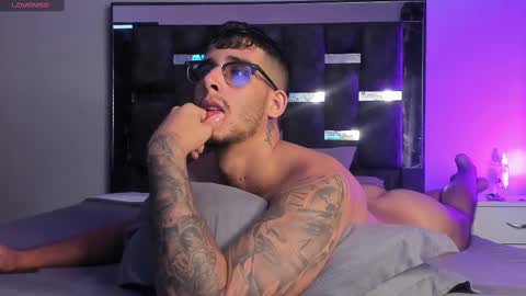   INDEPENDENT MODEL online show from March 11, 1:23 pm