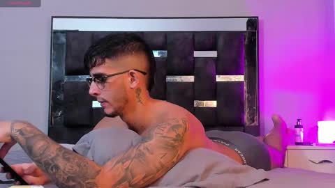   INDEPENDENT MODEL online show from March 3, 3:17 am