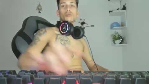 carlossmi01 online show from January 8, 4:17 am