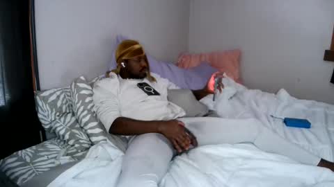 Que online show from January 31, 7:45 pm