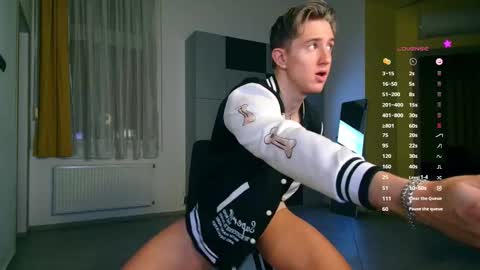 Snapshot of christianlevine_ chatting on October 16, 4:37 pm UPVOTE ME ------ ILL DO SOMETHING FOR FREE online show from October 16, 4:37 pm