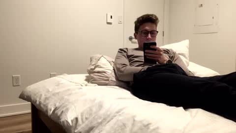 Twink Leo online show from March 8, 9:29 pm