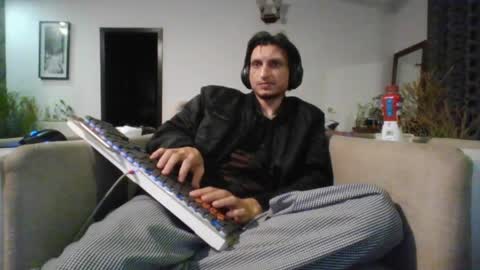 Cool2Buddies online show from April 5, 10:06 pm