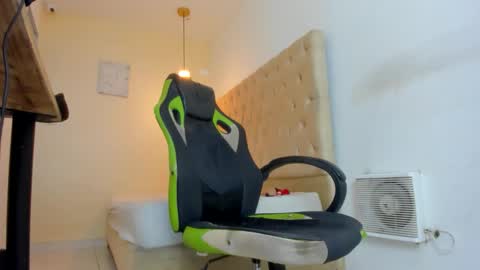 darkknightx01 online show from December 1, 2:25 am