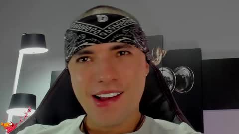 Snapshot of david_jons7 chatting on December 5, 2:31 am David Jons online show from December 5, 2:31 am