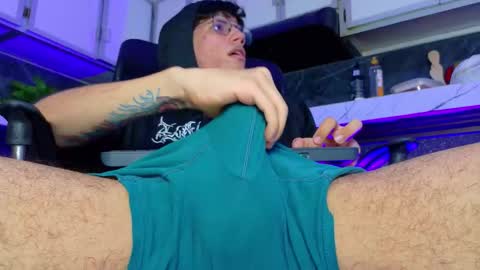 daviid_huge online show from February 20, 3:58 am