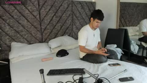 derek_voss online show from May 27, 12:46 pm