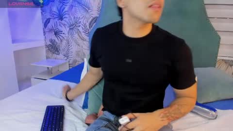 derek_voss online show from May 21, 8:02 pm