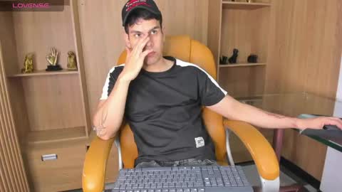 derek_voss online show from April 22, 12:54 pm