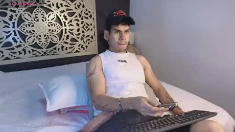 derek_voss online show from May 25, 12:44 pm