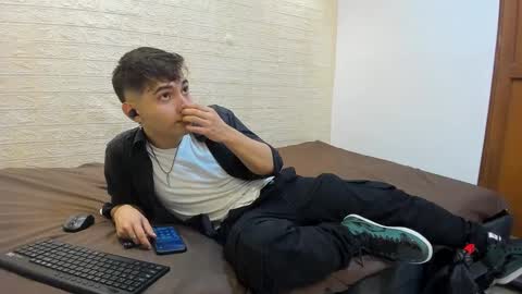 Snapshot of diegorogue_ chatting on December 18, 1:23 pm Diego rogue online show from December 18, 1:23 pm