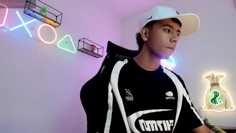 dikey_18 online show from January 30, 9:14 pm