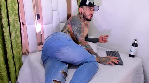 dilan_scootk_ online show from October 30, 6:42 pm