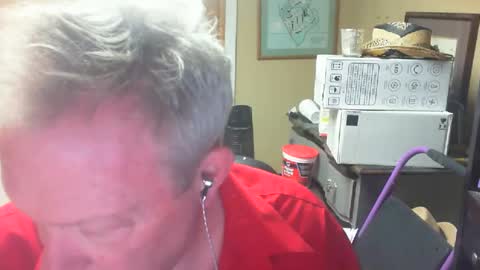Snapshot of dirkpitt223 chatting on December 15, 11:09 pm DirtkPitt Fun guy working online show from December 15, 11:09 pm