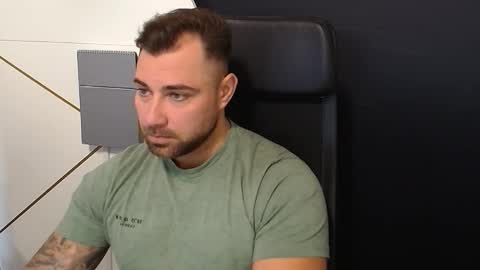 Snapshot of duncanstones chatting on October 19, 6:28 am DuncanStone online show from October 19, 6:28 am