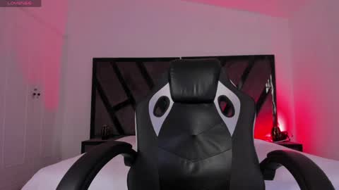 dylanroyce_ online show from April 6, 12:39 pm